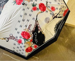 Paraguas CHANEL con diseño de cadenas y flores