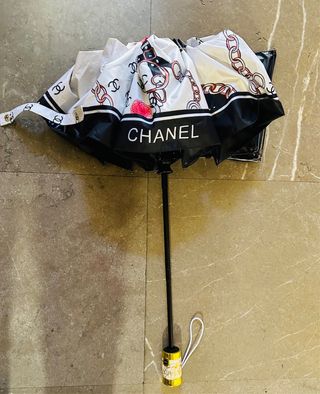 Paraguas CHANEL con diseño de cadenas y flores