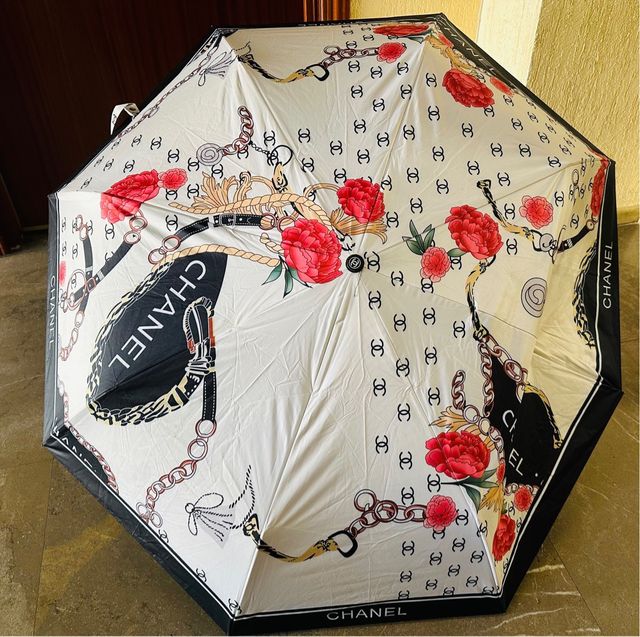 Paraguas CHANEL con diseño de cadenas y flores