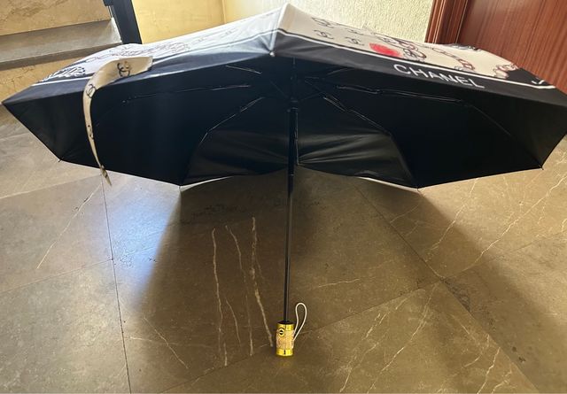 Paraguas CHANEL con diseño de cadenas y flores