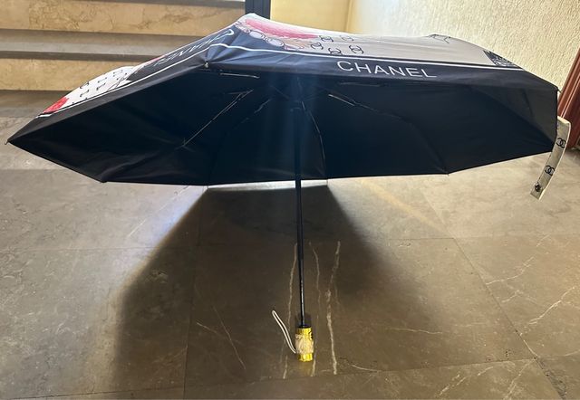 Paraguas CHANEL con diseño de cadenas y flores