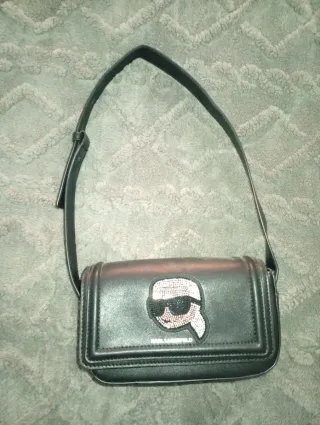 Bolso Karl Lagerfeld negro con Karlito