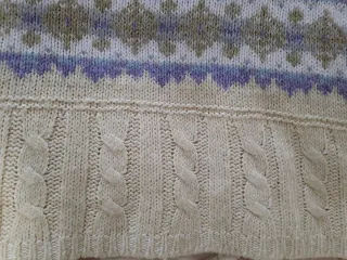 Jersey de punto beige y crudo con detalle jacquard