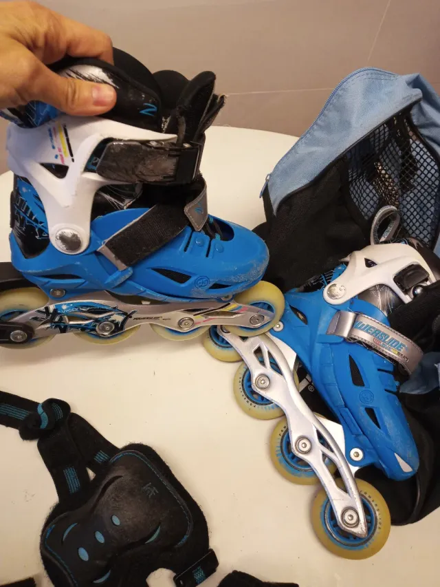 Patines en línea azules con bolsa y protectores
