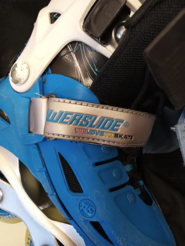 Patines en línea azules con bolsa y protectores