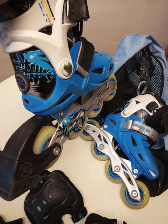Patines en línea azules con bolsa y protectores