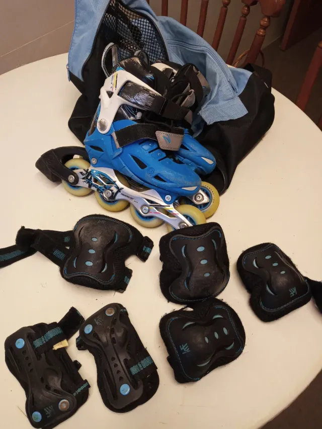 Patines en línea azules con bolsa y protectores