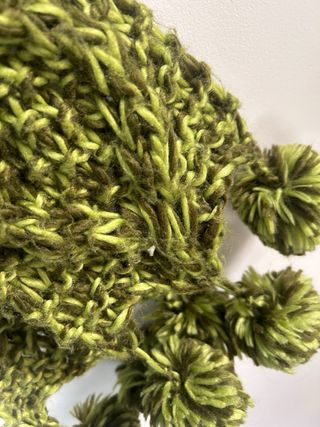 Sciarpa a maglia con  pon pon