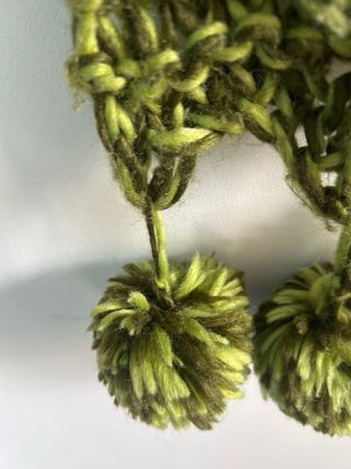 Sciarpa a maglia con  pon pon