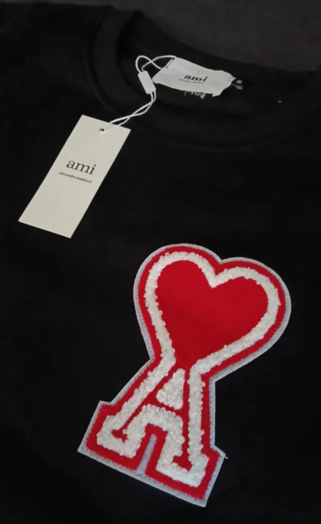 Sudadera Ami Negra con Corazón y A