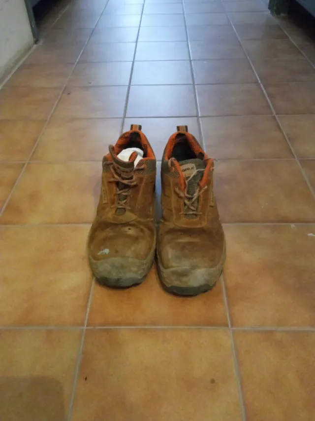 Zapatillas de seguridad marrones y naranjas 2x10€