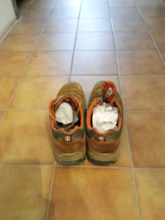 Zapatillas de seguridad marrones y naranjas 2x10€