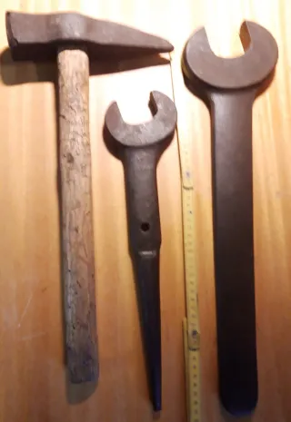 Set attrezzi meccanici: martello e chiavi