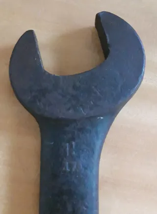 Set attrezzi meccanici: martello e chiavi