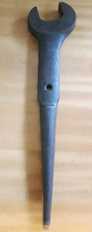 Set attrezzi meccanici: martello e chiavi