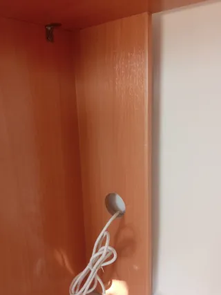 Escritorio de madera marrón