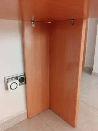 Escritorio de madera marrón