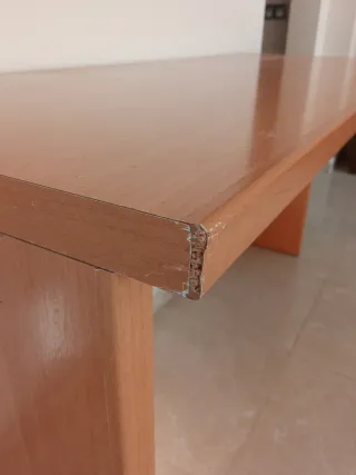 Escritorio de madera marrón