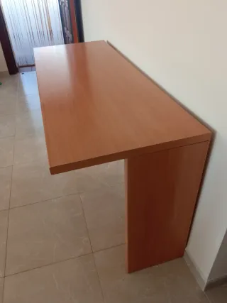 Escritorio de madera marrón