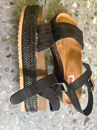 Sandalias Mustang Negras Plataforma