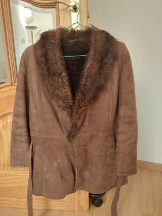 Chaquetón de piel marrón con cuello de pelo