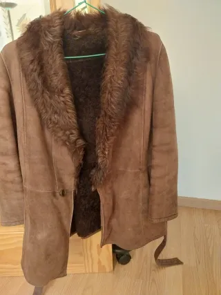 Chaquetón de piel marrón con cuello de pelo