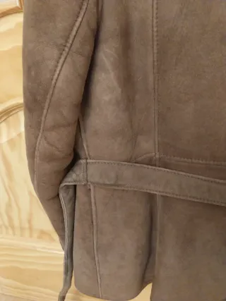 Chaquetón de piel marrón con cuello de pelo