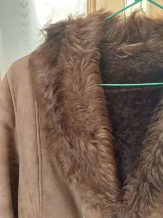 Chaquetón de piel marrón con cuello de pelo