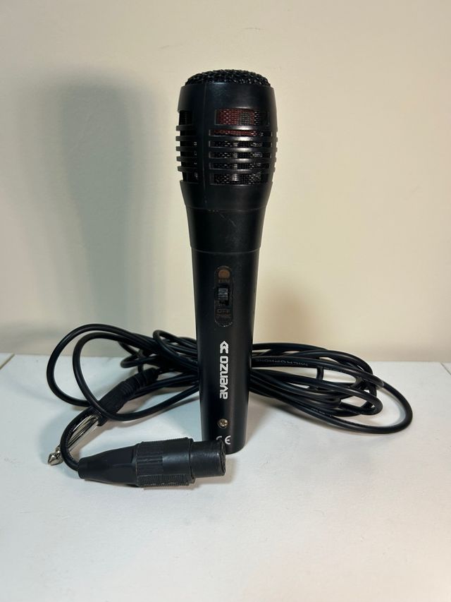 Micrófono Avenzo con cable y adaptador