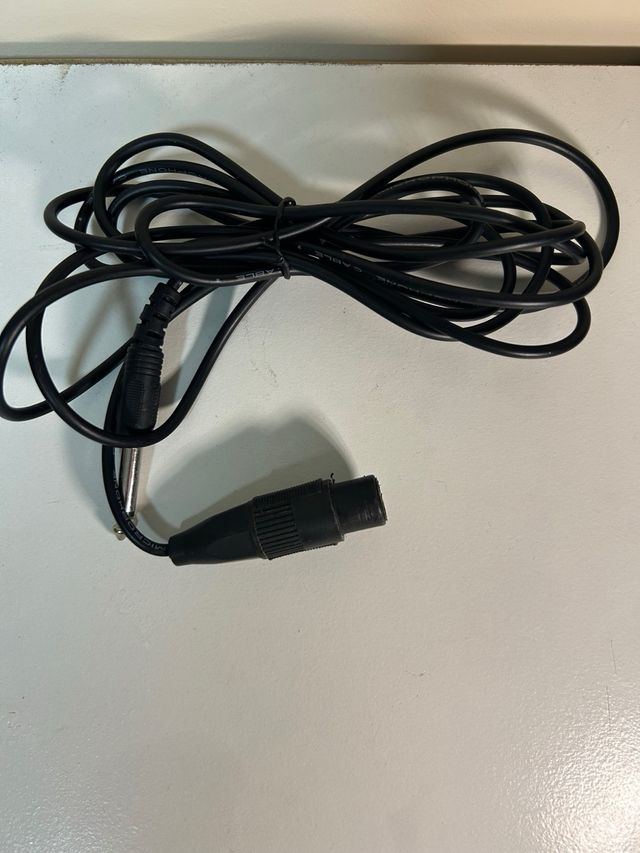 Micrófono Avenzo con cable y adaptador