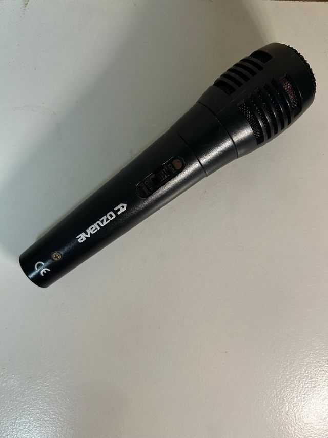 Micrófono Avenzo con cable y adaptador