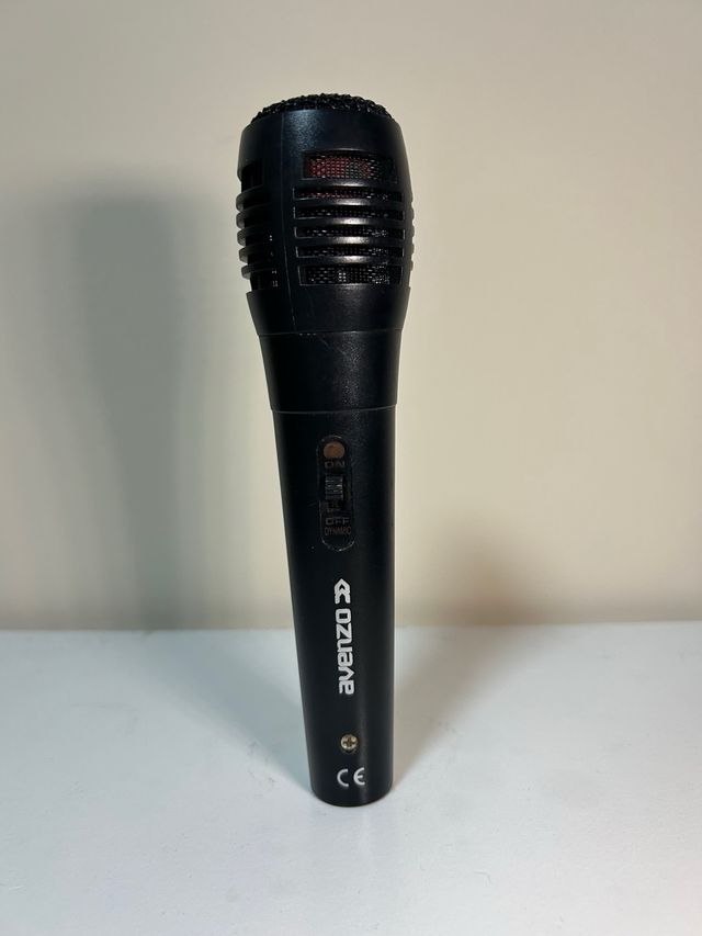 Micrófono Avenzo con cable y adaptador