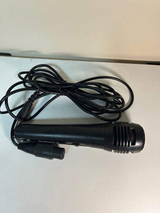 Micrófono Avenzo con cable y adaptador