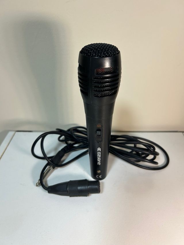 Micrófono Avenzo con cable y adaptador