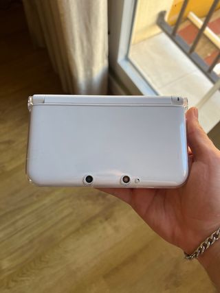 Nintendo 3DS XL Blanca + Cargador + Funda