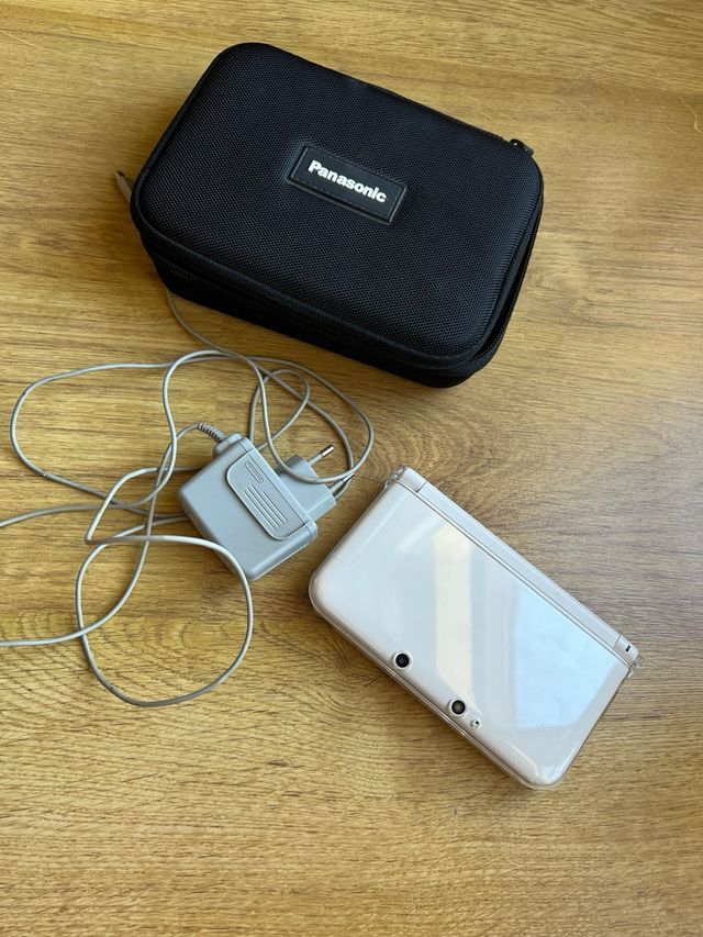 Nintendo 3DS XL Blanca + Cargador + Funda