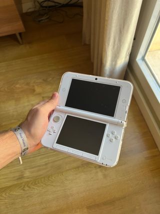 Nintendo 3DS XL Blanca + Cargador + Funda