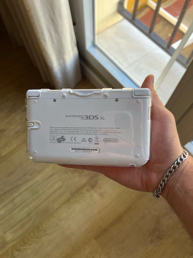 Nintendo 3DS XL Blanca + Cargador + Funda