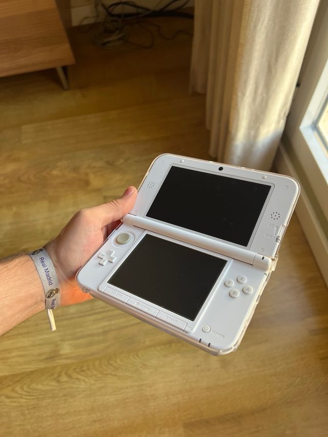 Nintendo 3DS XL Blanca + Cargador + Funda