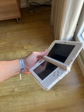 Nintendo 3DS XL Blanca + Cargador + Funda