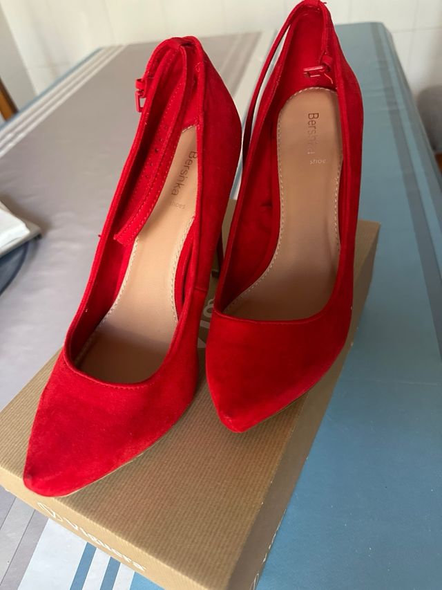 Zapatos de tacón Bershka rojos