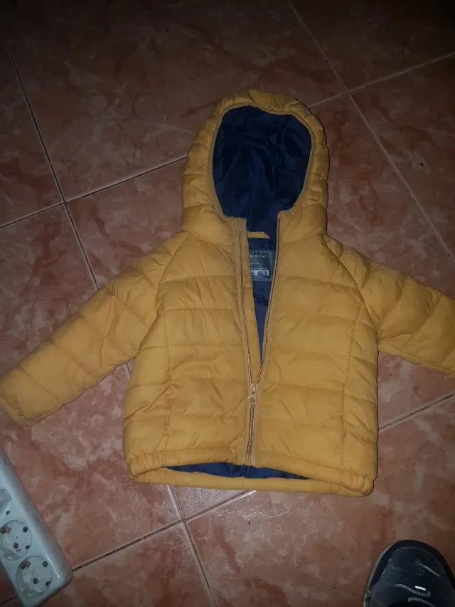 Cazadora infantil amarilla con interior azul