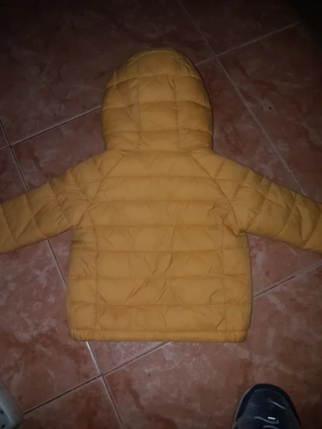 Cazadora infantil amarilla con interior azul