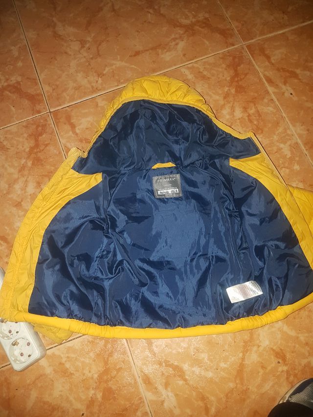 Cazadora infantil amarilla con interior azul