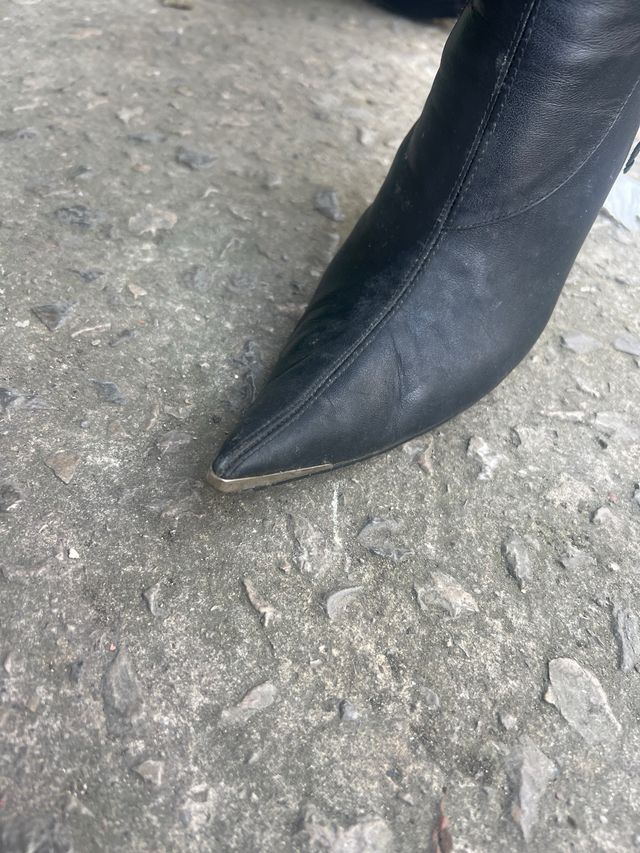 Botas altas negras con flecos y tacón plateado