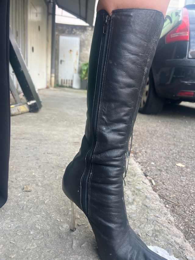 Botas altas negras con flecos y tacón plateado