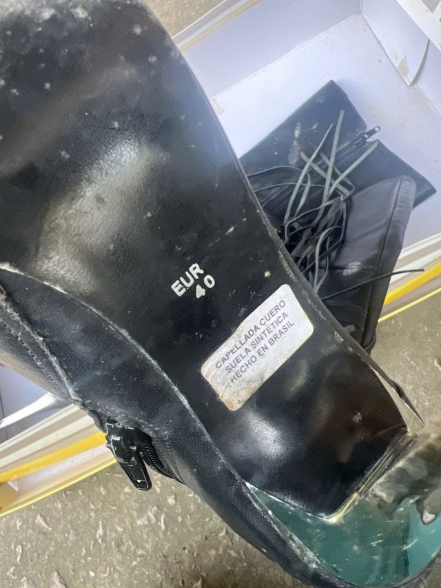 Botas altas negras con flecos y tacón plateado