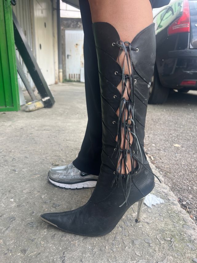 Botas altas negras con flecos y tacón plateado