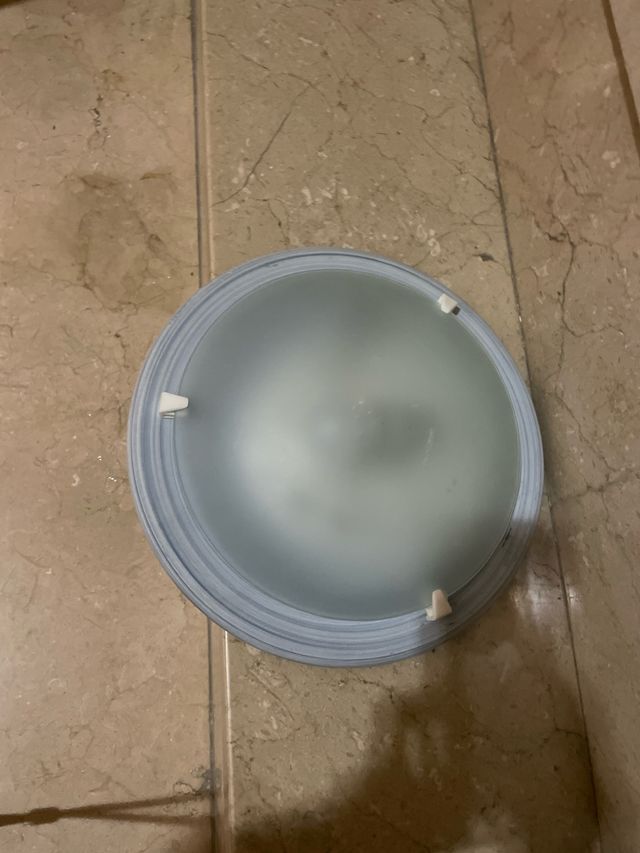 Plafón de techo gris y blanco