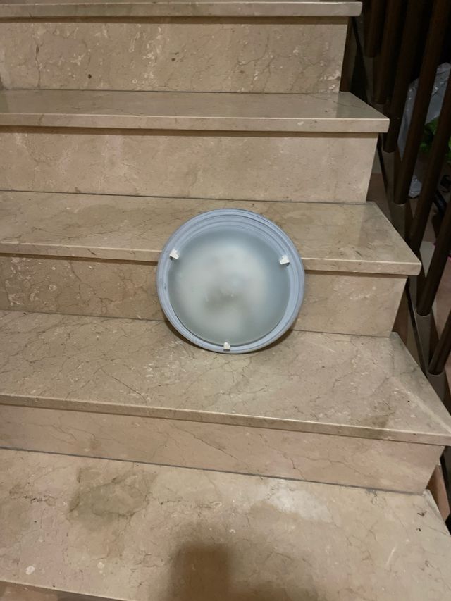 Plafón de techo gris y blanco